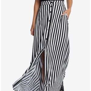NWT Hot topic Black & White Stripe Maxi Skirt size 4